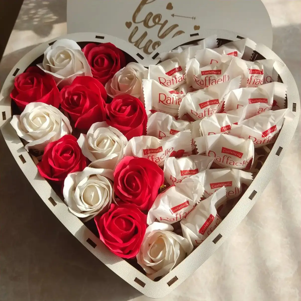 Подарунковий набір у формі серця із цукерок і троянд для дівчини (ar10)