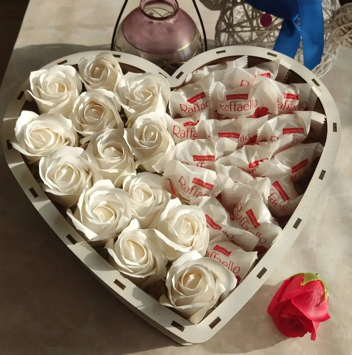 Подарунковий бокс у формі серця із цукерками для дівчини на день народження 8 березня (ar12)