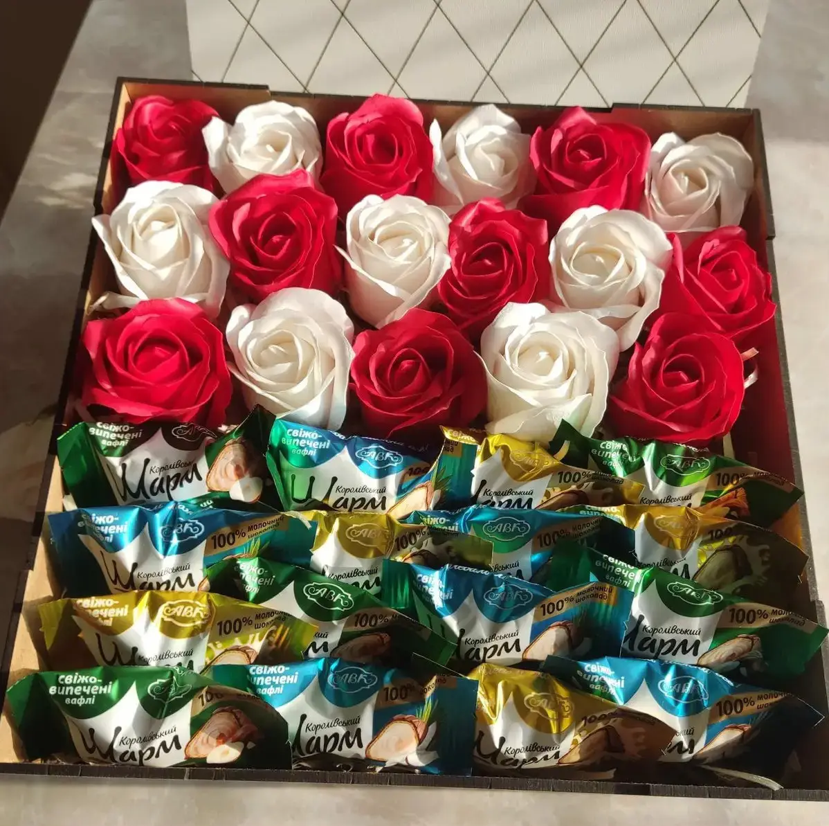 Подарунковий боксик із цукерками та трояндами для дівчини на день народження (ar13)