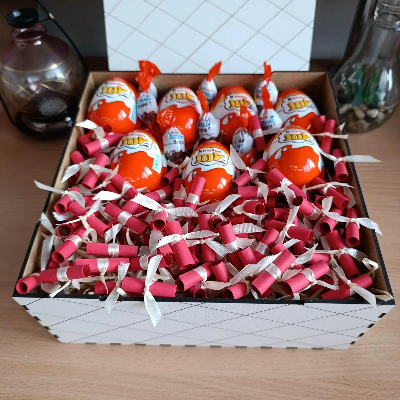 Бокс із Kinder JOY та 101 причина «Чому я тебе люблю» для дівчини (ar169) Подарунковий набір без топеру