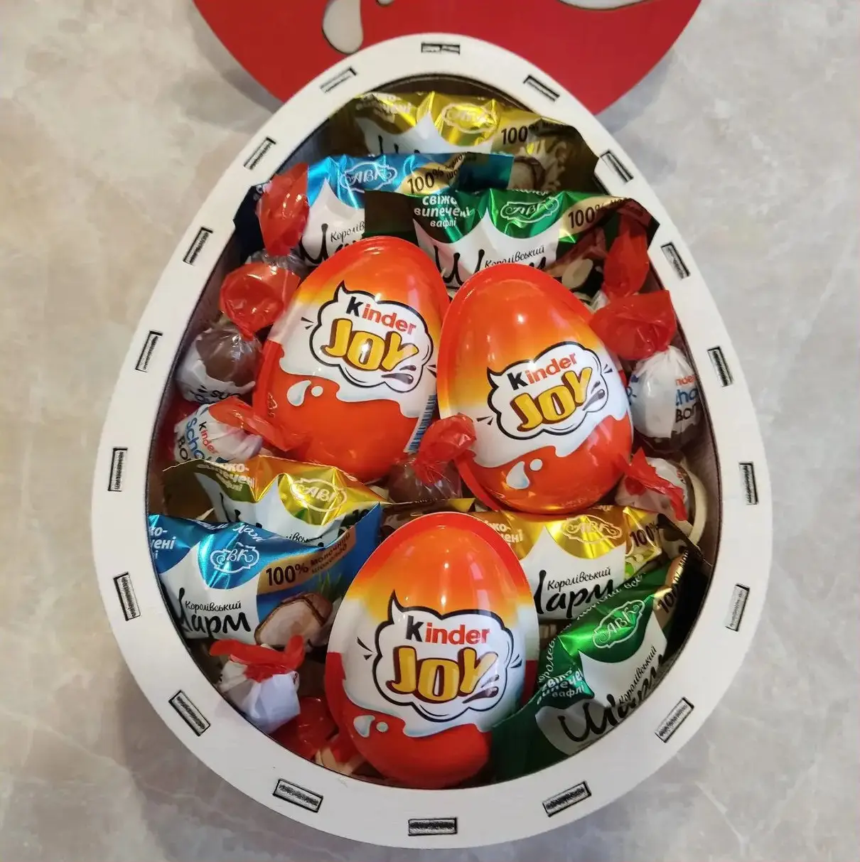 Бокс кіндер із солодощами для дівчини або дитини на день народження 8 березня (ar18)