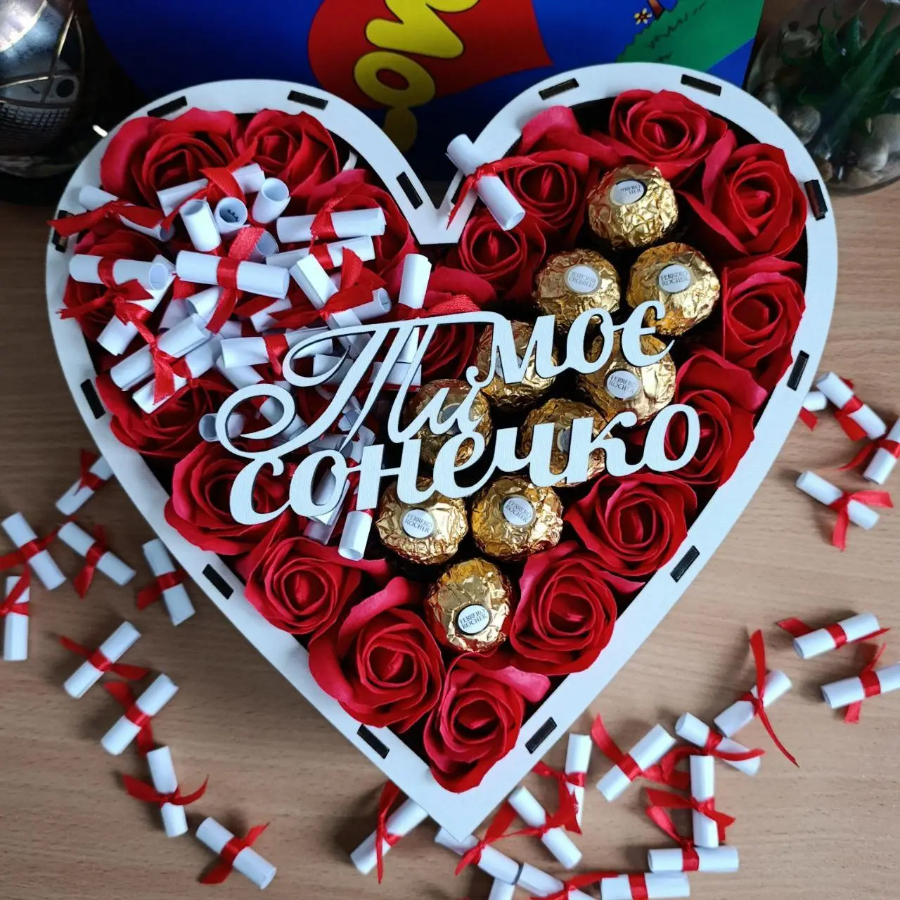 Подарунковий бокс із цукерками та трояндами на день закоханих 8 березня день народження (ar186)