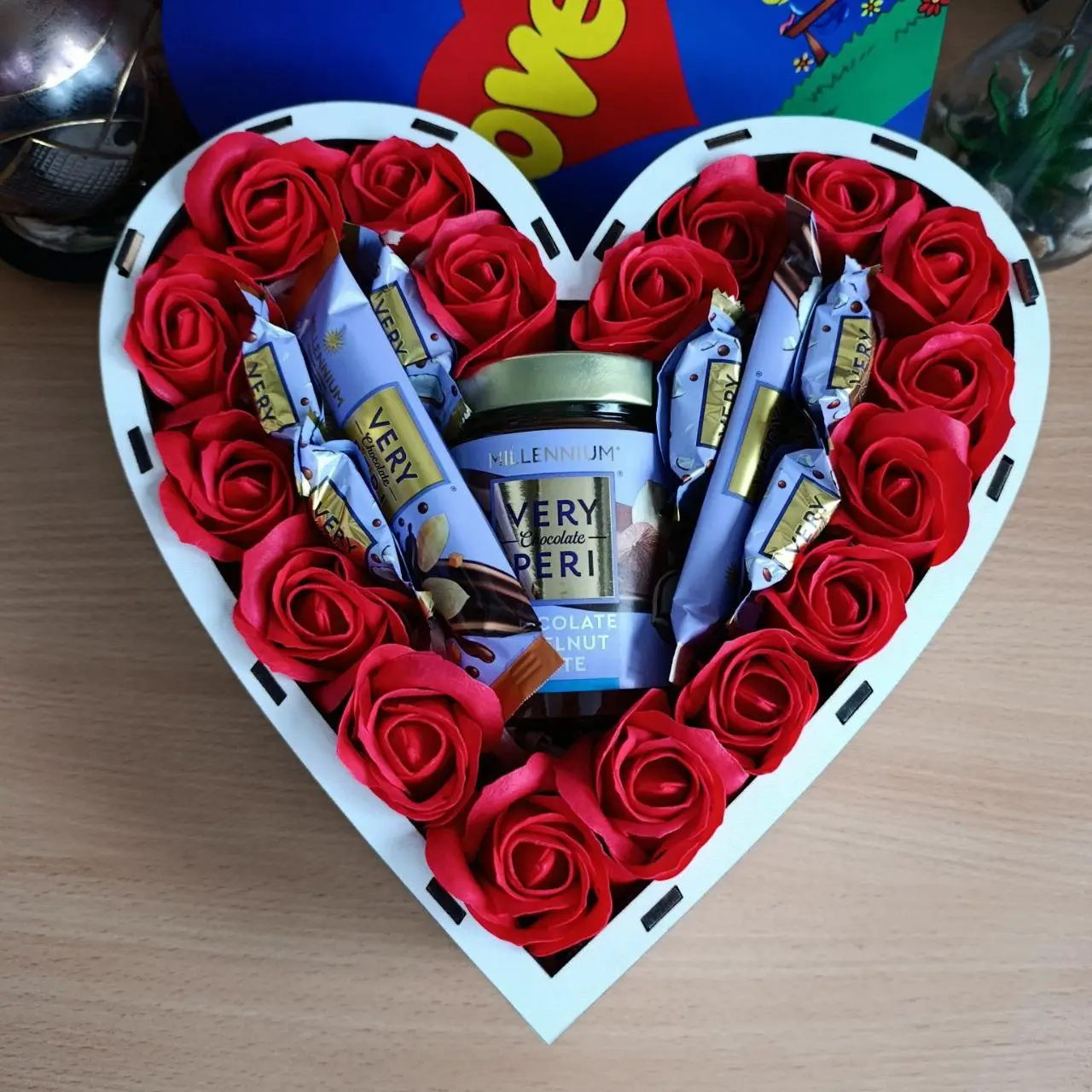 Подарунковий бокс із солодощами та трояндами на день закоханих 8 березня день народження (ar187)