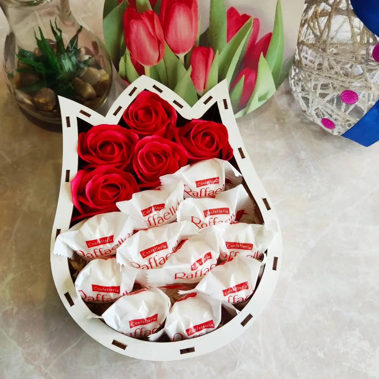 Подарунковий міні боксик із цукерок і троянд для дівчини (ar2)