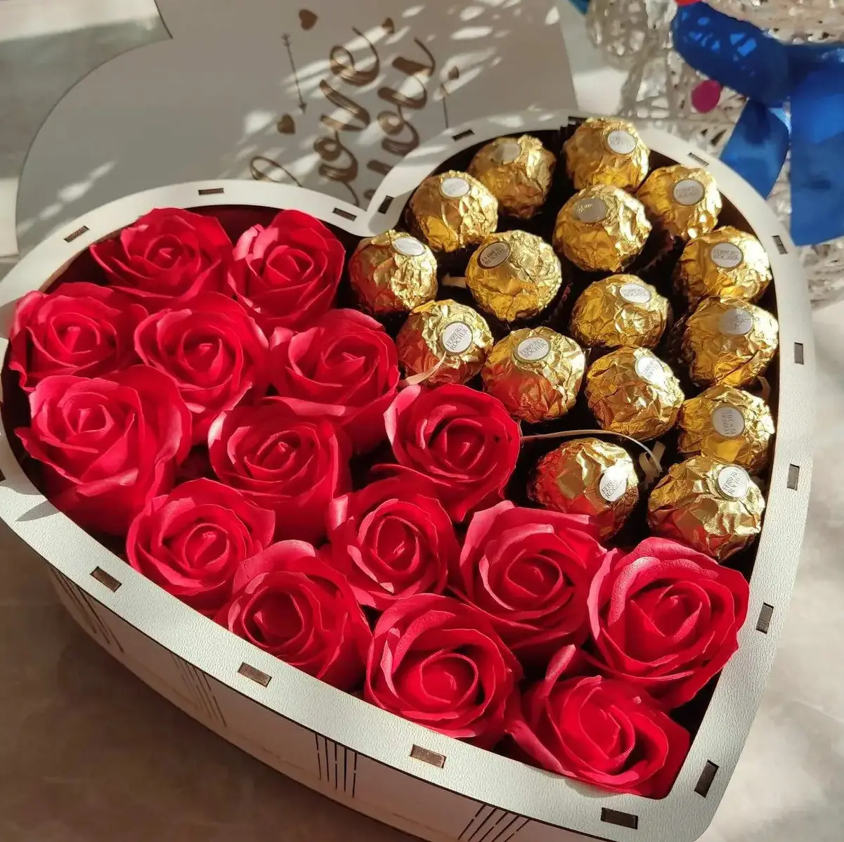 Подарунковий бокс із цукерок Ferrero і мильних троянд для дівчини на день народження 8 березня (ar20\1)