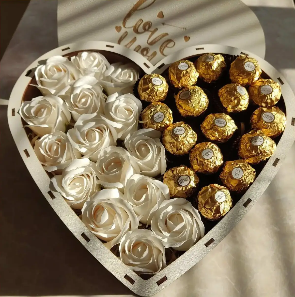 Подарунковий бокс із солодощів і троянд для дівчини на день народження 8 березня (ar20)