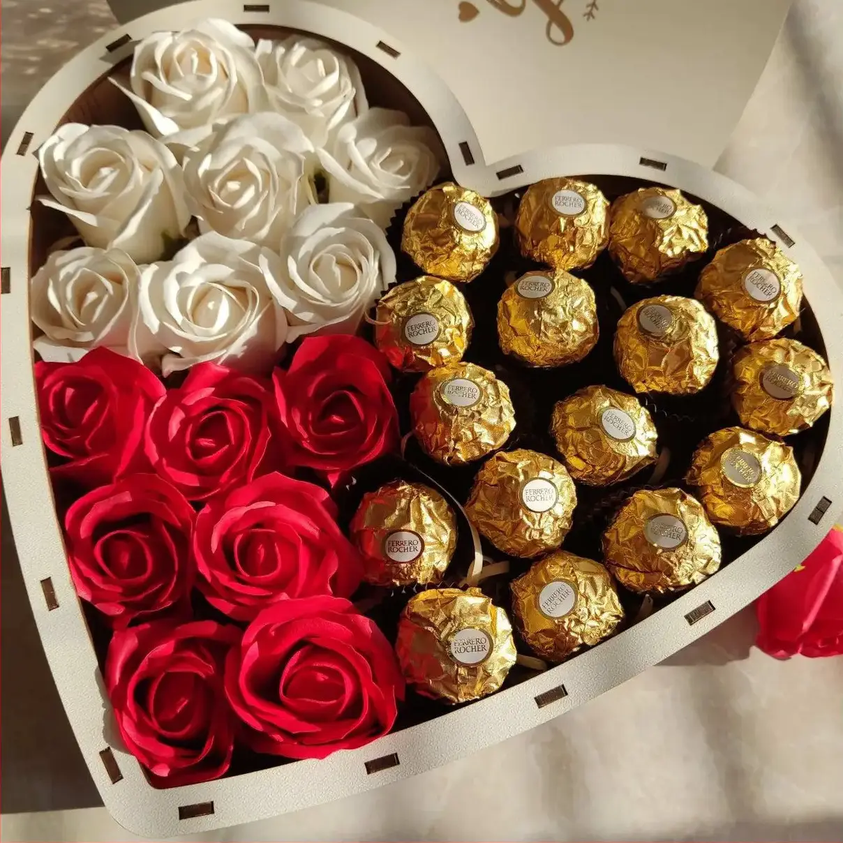 Подарунковий бокс із цукерок Ferrero і троянд для дівчини на день народження 8 березня (ar20\2)