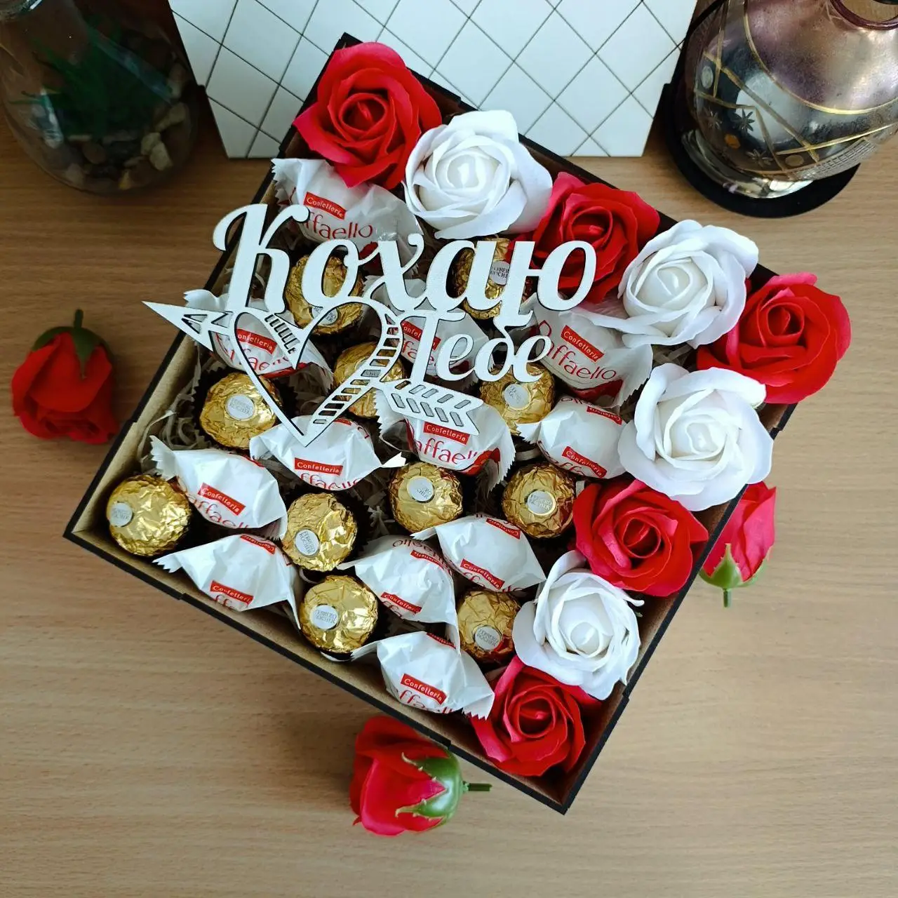 Набір із цукерками та трояндами на день закоханих 8 березня день народження (ar200)