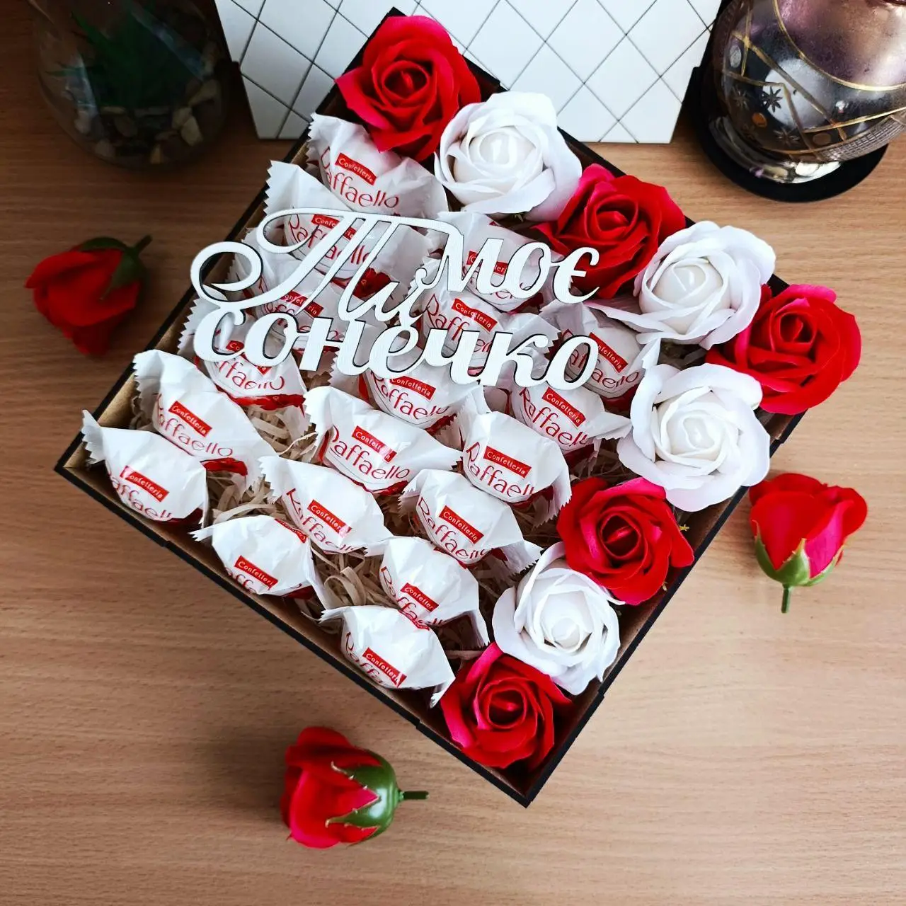 Набір із цукерками та трояндами на день закоханих 8 березня день народження (ar201)