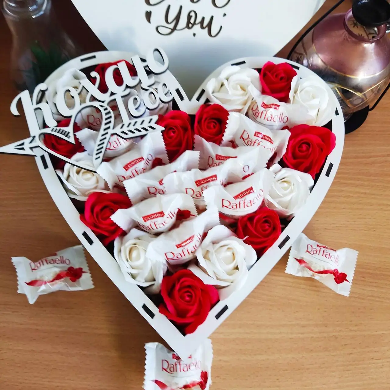 Подарунковий набір із цукерок Raffaello і троянд для дівчини (ar205)