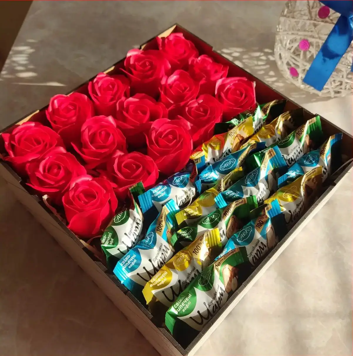 Подарунковий бокс із солодощів і троянд для дівчини на день народження 8 березня (ar21/1)