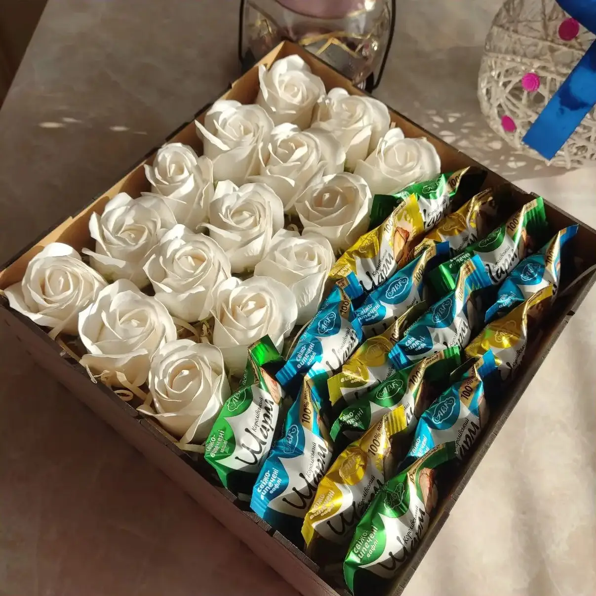 Подарунковий бокс із солодощів і троянд для дівчини на день народження 8 березня (ar21)