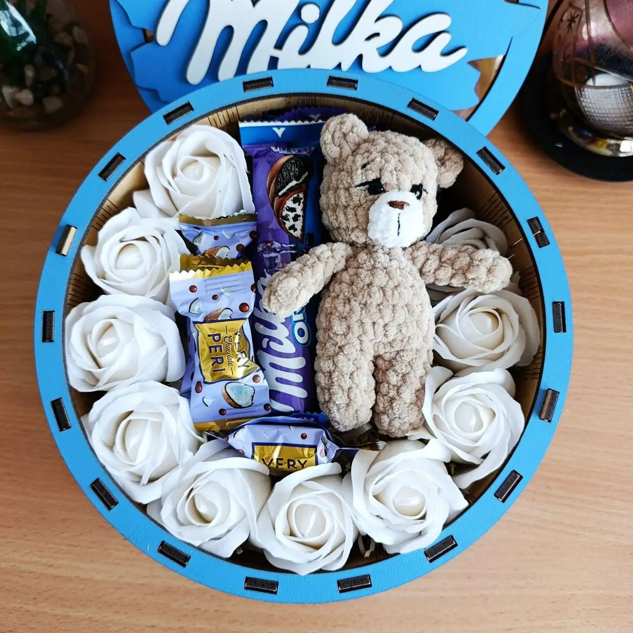 Подарунковий бокс мілка з цукерками та іграшкою на день закоханих 8 березня день народження (ar218)