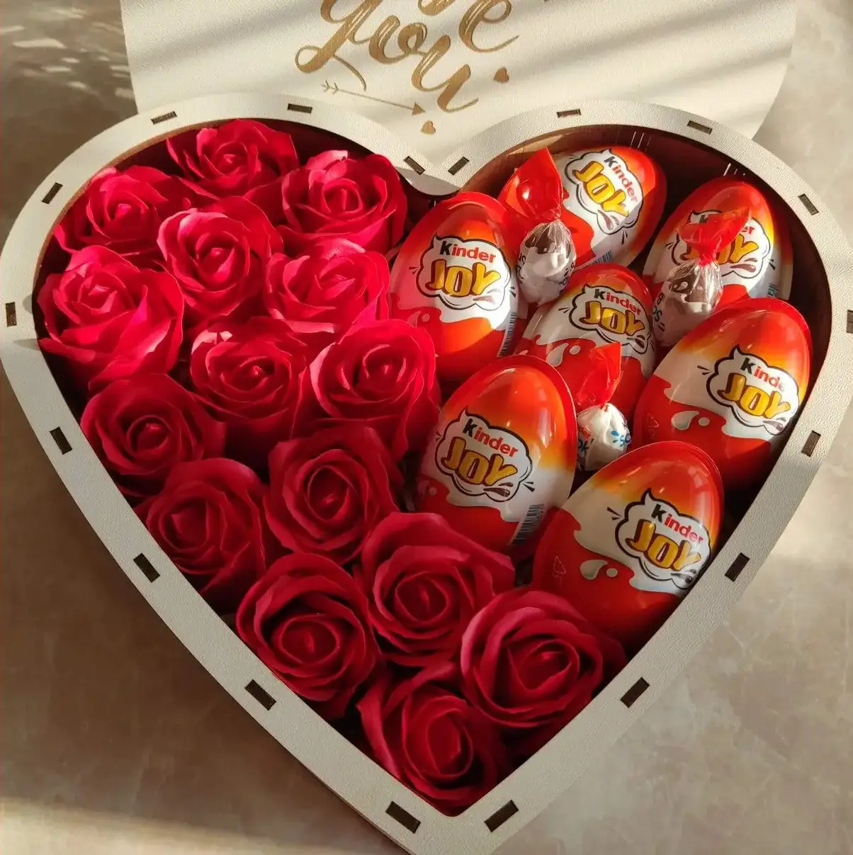 Подарунковий бокс із кіндерів і троянд для дівчини на день народження 8 березня день закоханих (ar22-1)