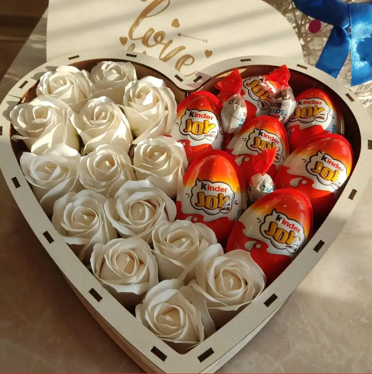 Подарунковий бокс із кіндерів і троянд для дівчини на день народження 8 березня день закоханих (ar22)