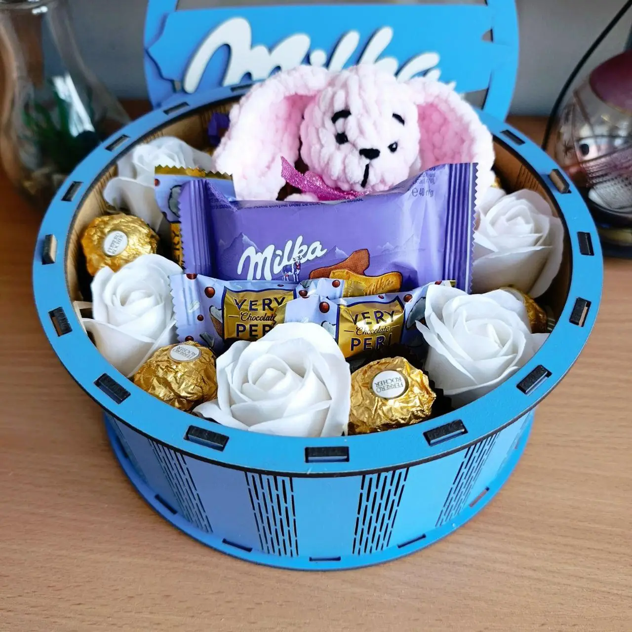 Подарунковий бокс мілка з солодощами та м'якою іграшкою на день закоханих 8 березня день народження (ar223)