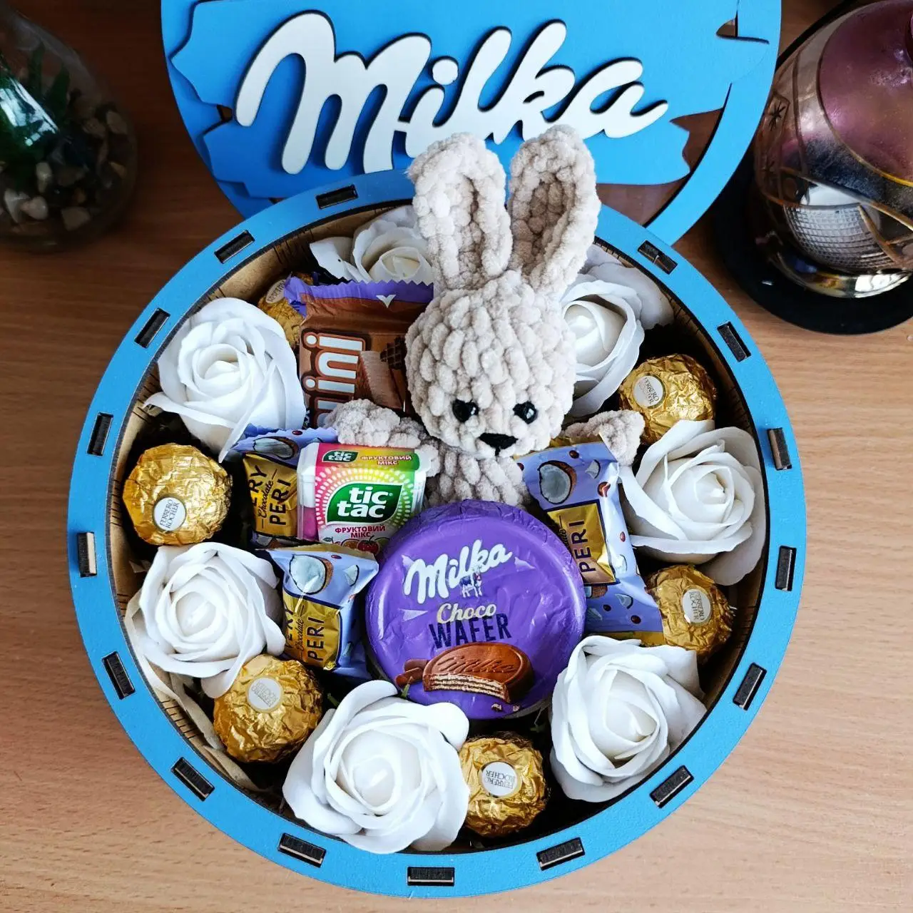 Подарунковий бокс мілка з солодощами та м'якою іграшкою на день закоханих 8 березня день народження (ar224)