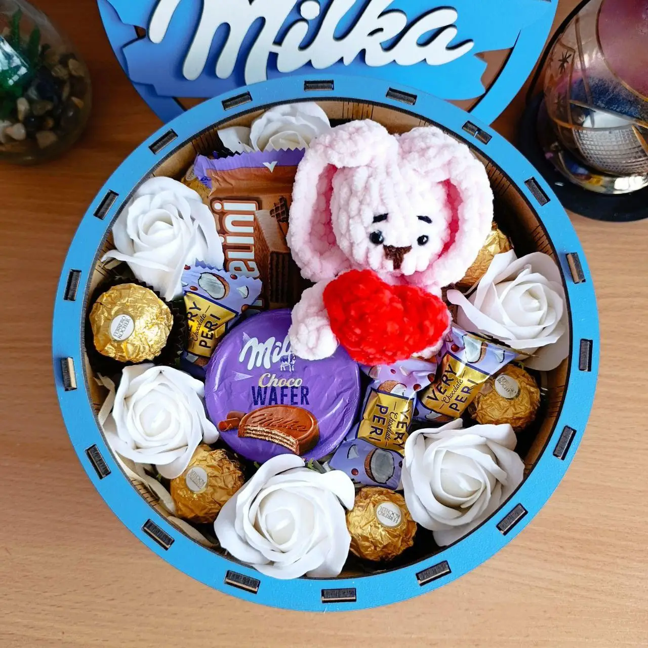 Подарунковий бокс мілка з солодощами та м'якою іграшкою на день закоханих 8 березня день народження (ar225)