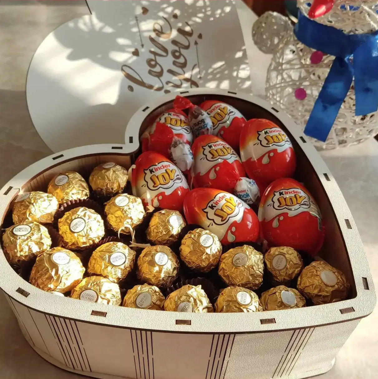 Подарунковий бокс у формі серця із Ferrero і кіндерів для дівчини на день народження ( ar23)