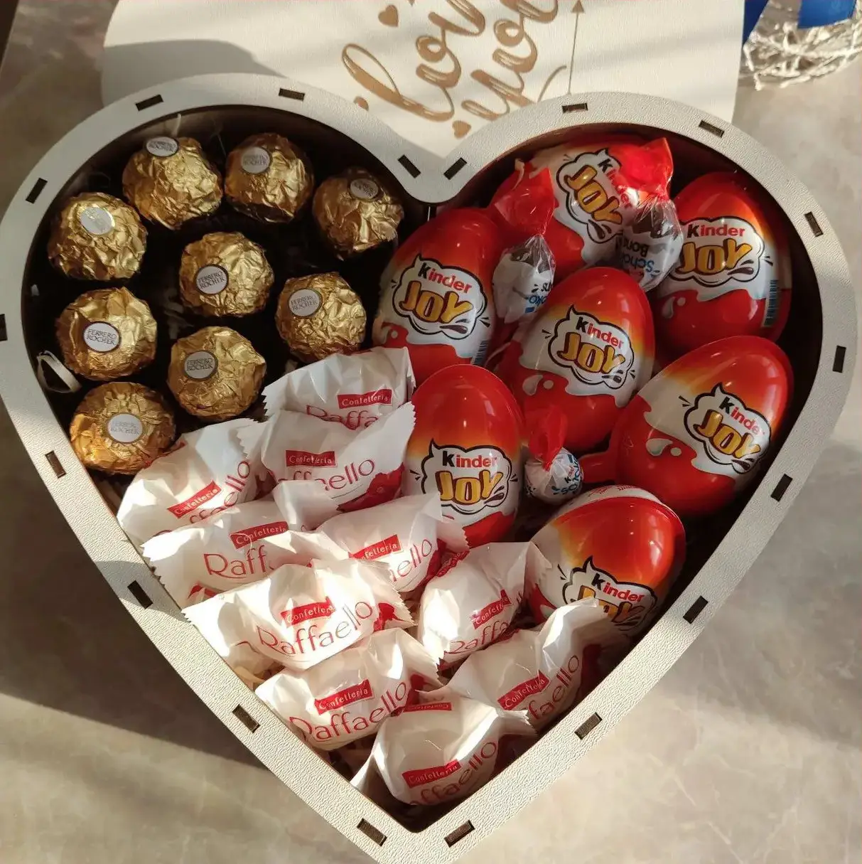 Подарунковий Подарунковий бокс з цукерками та кіндерами для дівчини на день народження 8 березня (ar24)