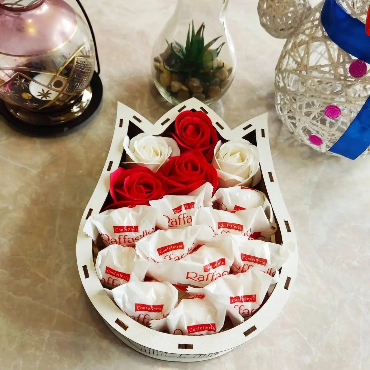 Подарунковий міні боксик із Raffaello і троянд для дівчини