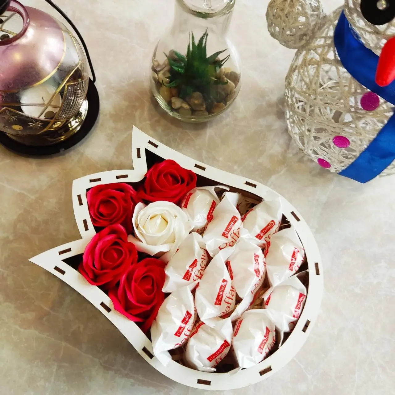 Подарунковий міні боксик із Raffaello і троянд для дівчини (ar3)