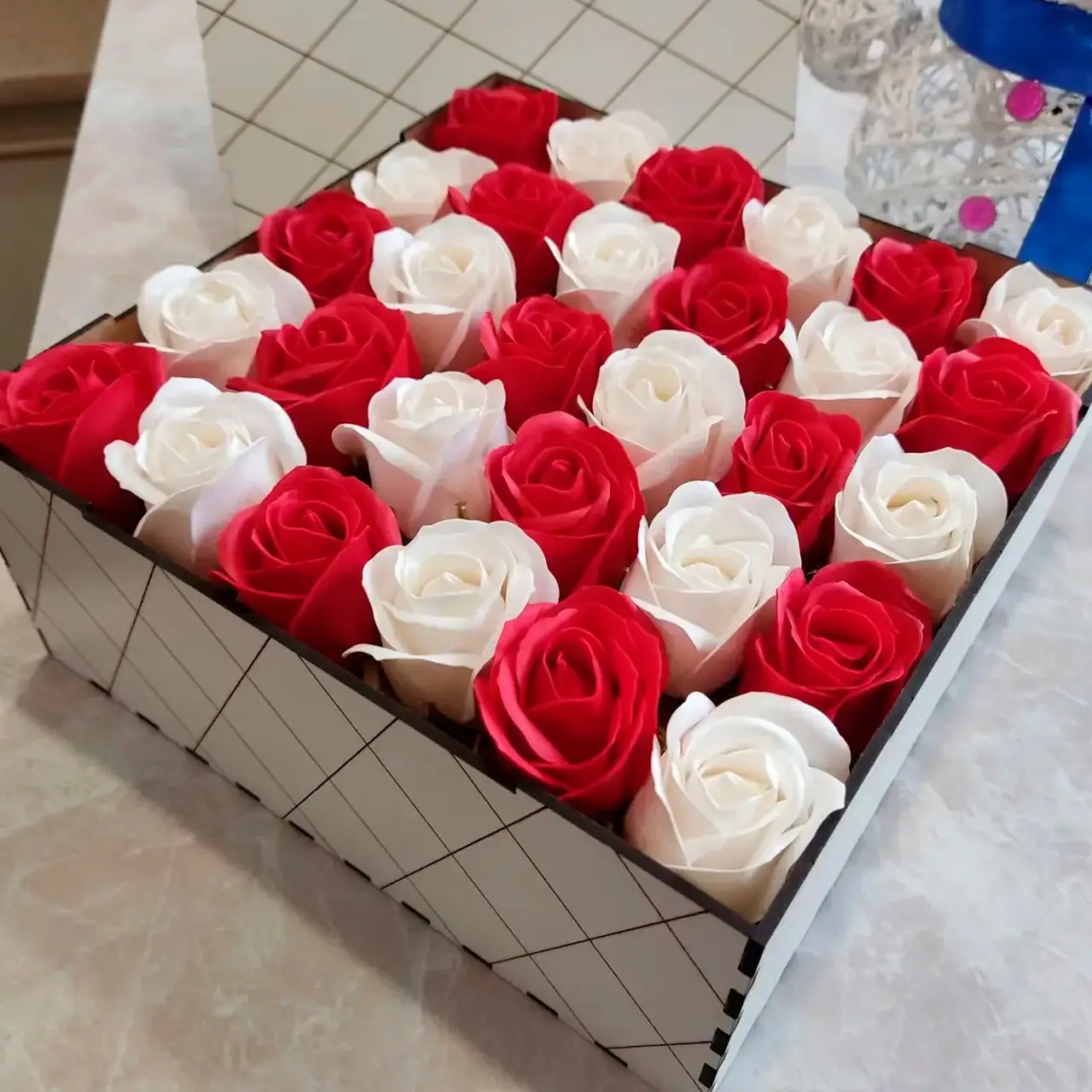 Подарунковий бокс з трояндами для дівчини на день народження 8 березня день закоханих (ar35)