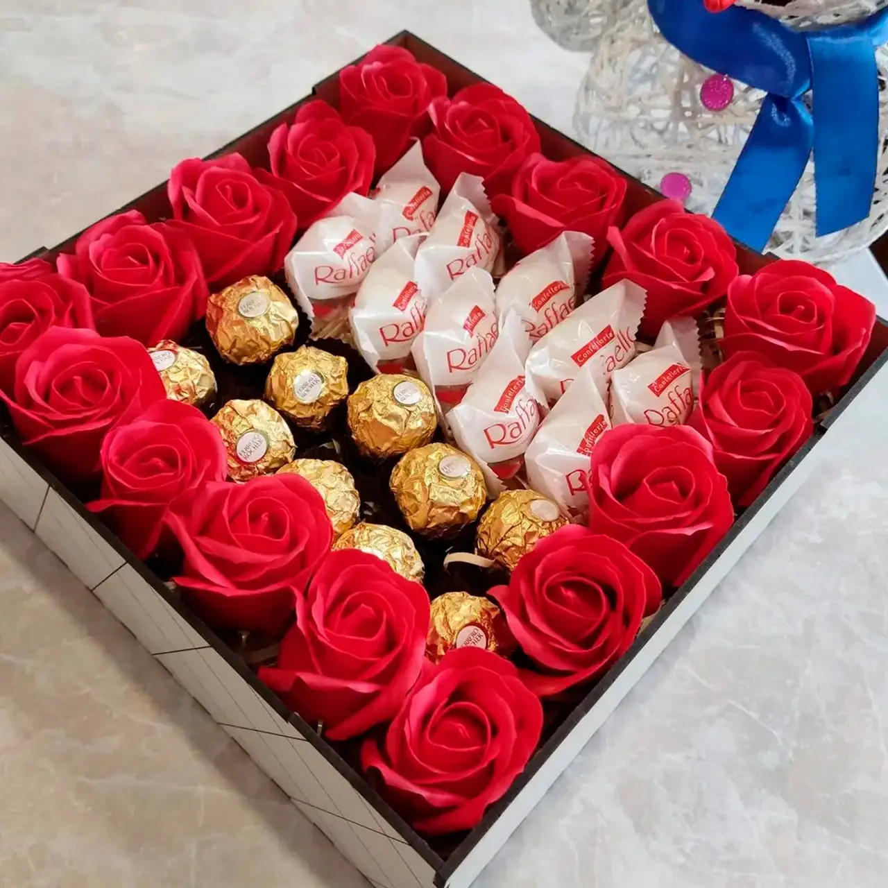 Подарунковий бокс з Ferrero і Raffaello для дівчини на день народження 8 березня день закоханих (ar36)