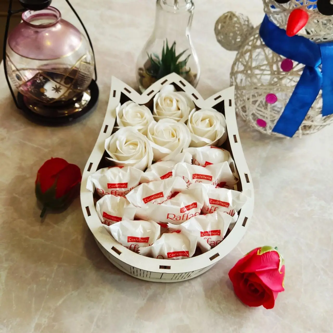 Бокс з цукерками Raffaello та трояндами для дівчини на день народження день закоханих 8 березня (ar37)