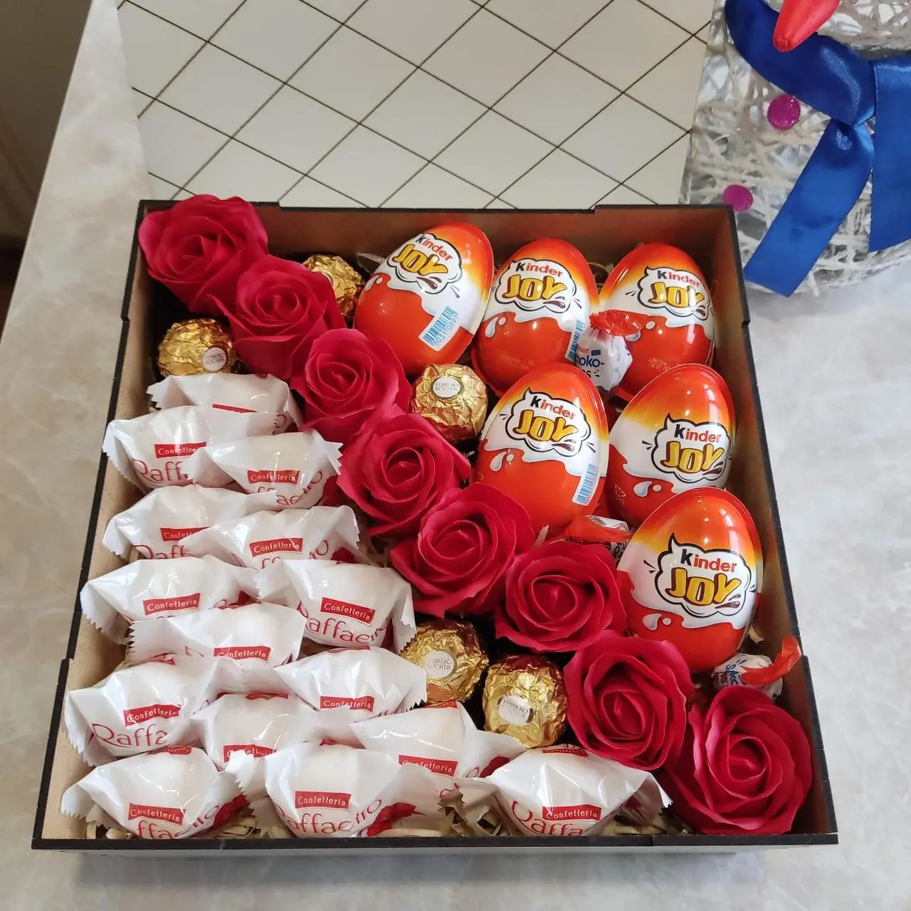 Бокс із солодощів Kinder JOY і троянд для дівчини на день народження день закоханих (ar41)