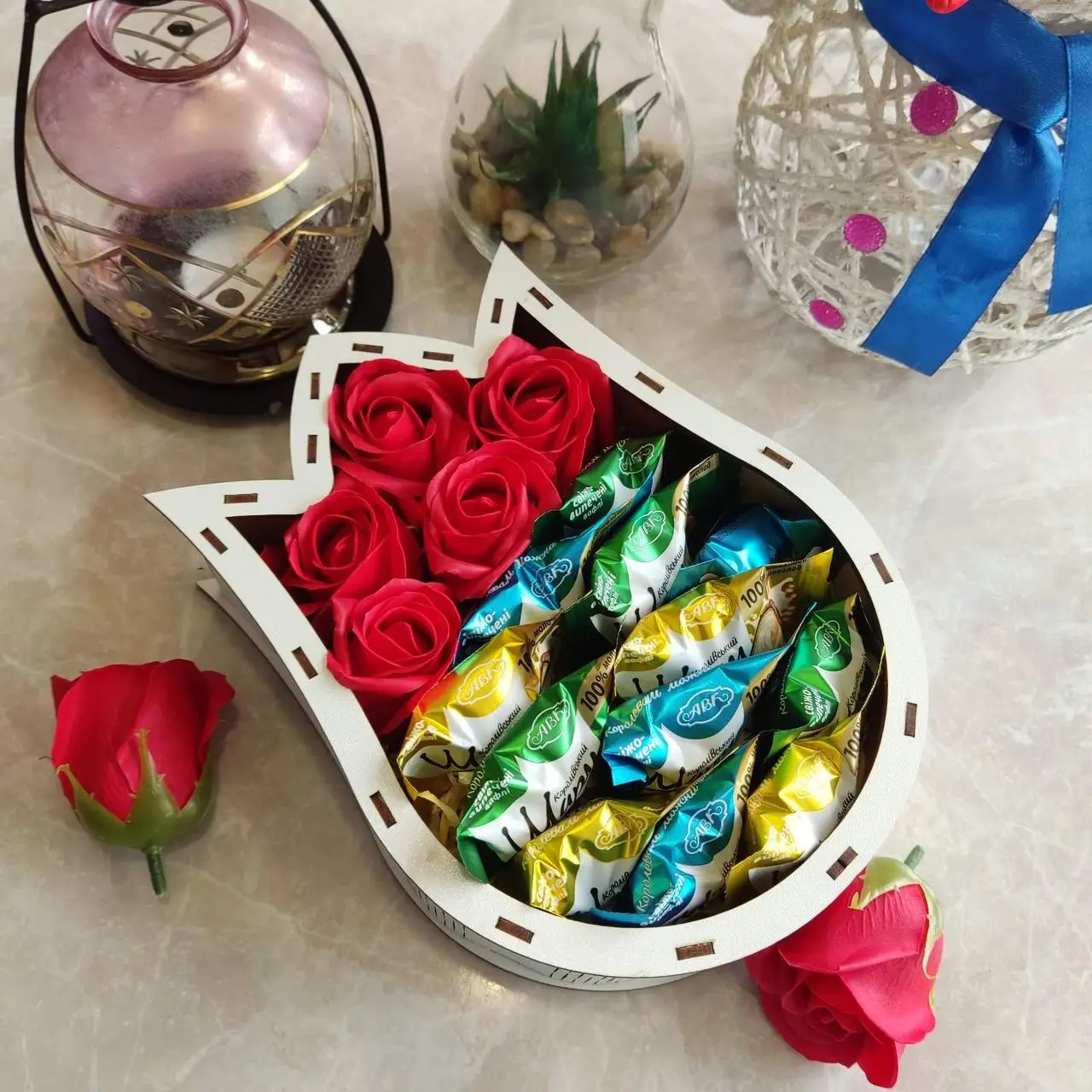 Бокс із цукерок і троянд для дівчини на день народження 8 березня день закоханих (ar42)