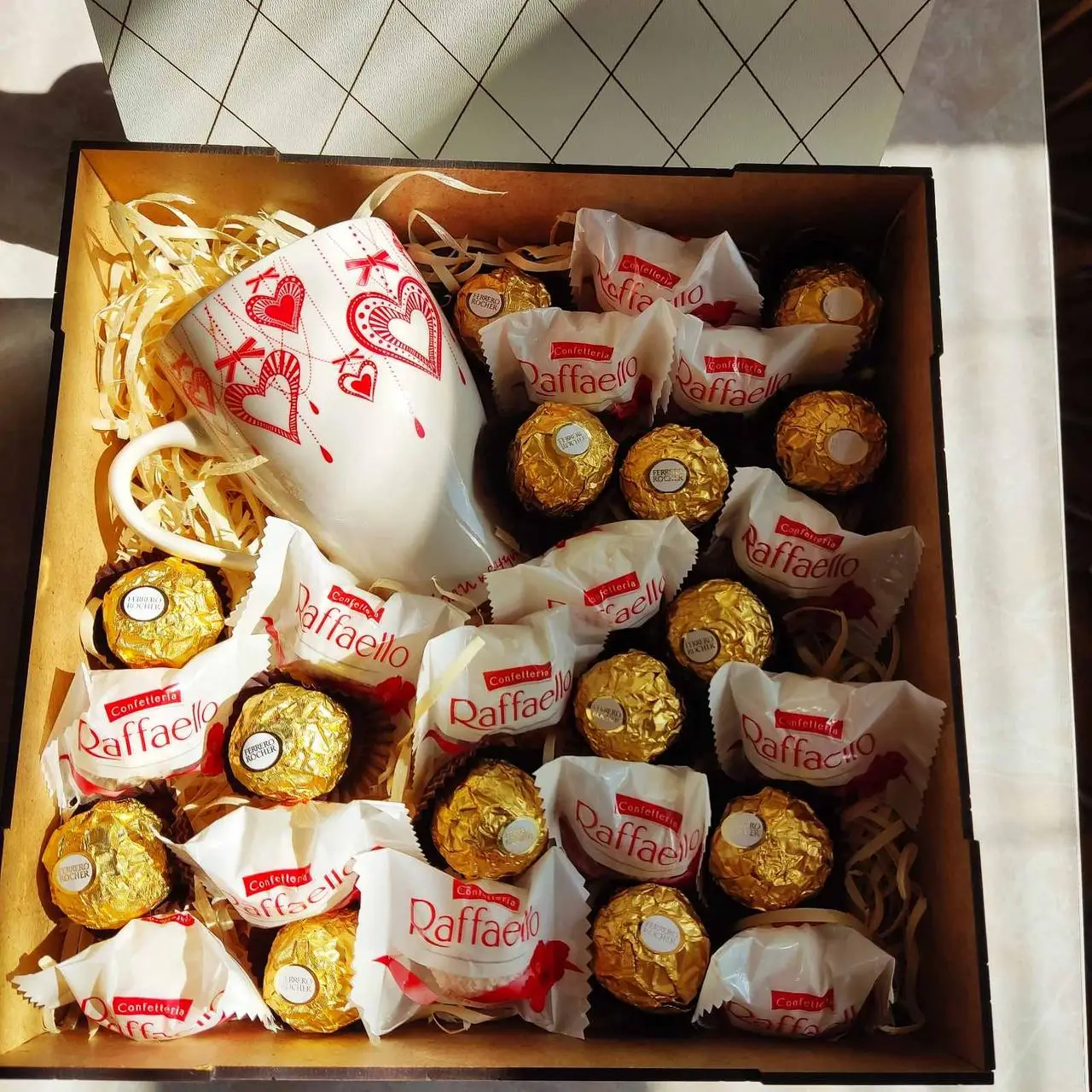 Подарунковий набір з цукерками Raffaello та Ferrero для дівчини на день народження 8 березня (ar46)