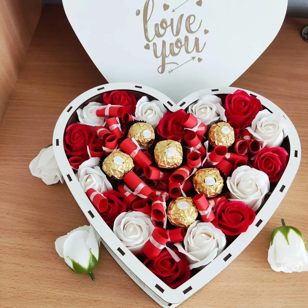 Подарунковий бокс з цукерками Ferrero і 101 причиною «Чому я тебе кохаю» (ar57)