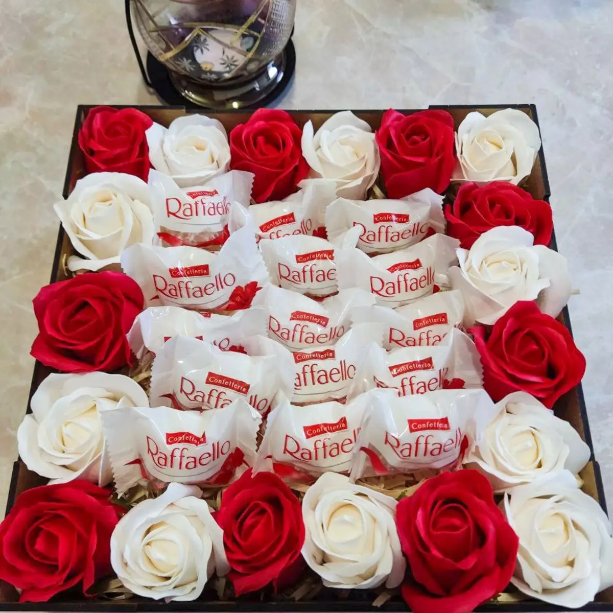 Подарунковий боксик з цукерками Raffaello і трояндами для дівчини (ar6)
