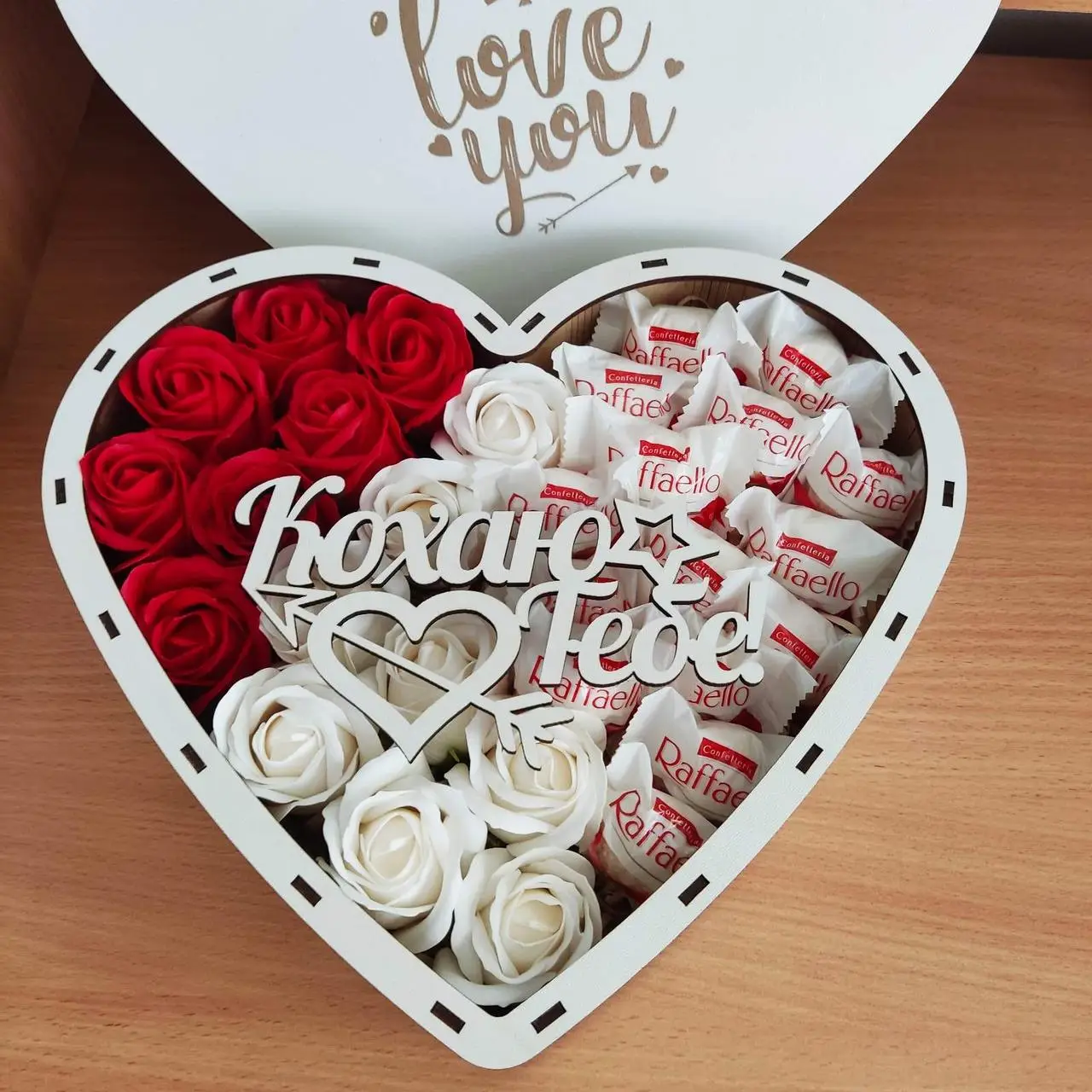 Подарунковий бокс з цукерками та трояндами (ar60)