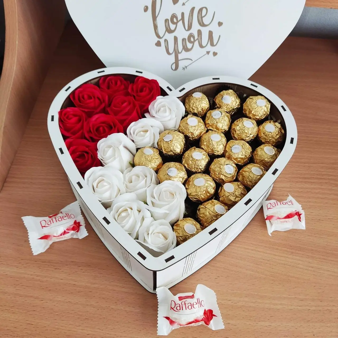 Подарунковий бокс з цукерками та трояндами для дівчини ( ar61)