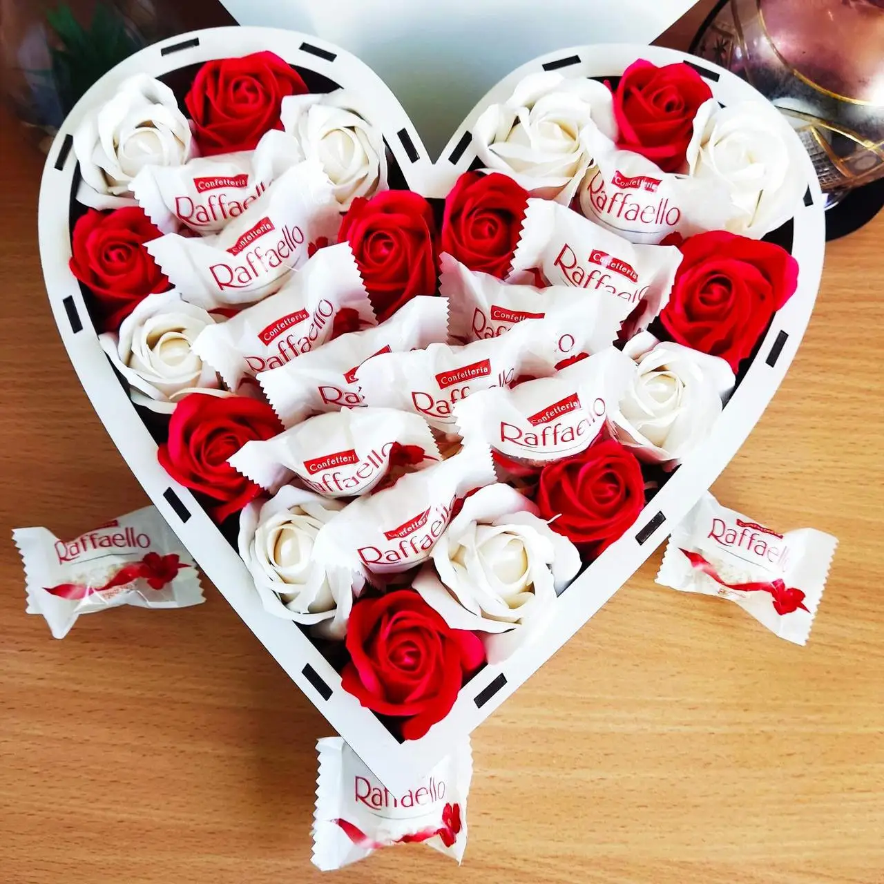 Подарунковий набір із цукерок Raffaello і троянд для дівчини ( ar7)