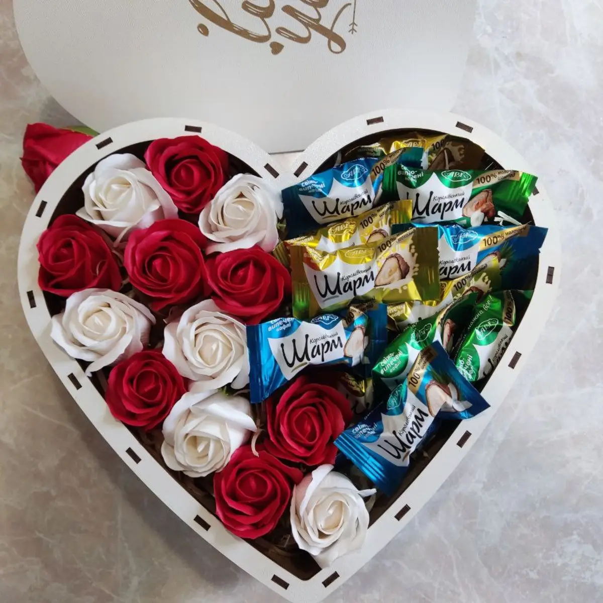 Подарунковий боксик із цукерок і троянд для дівчини (ar8)