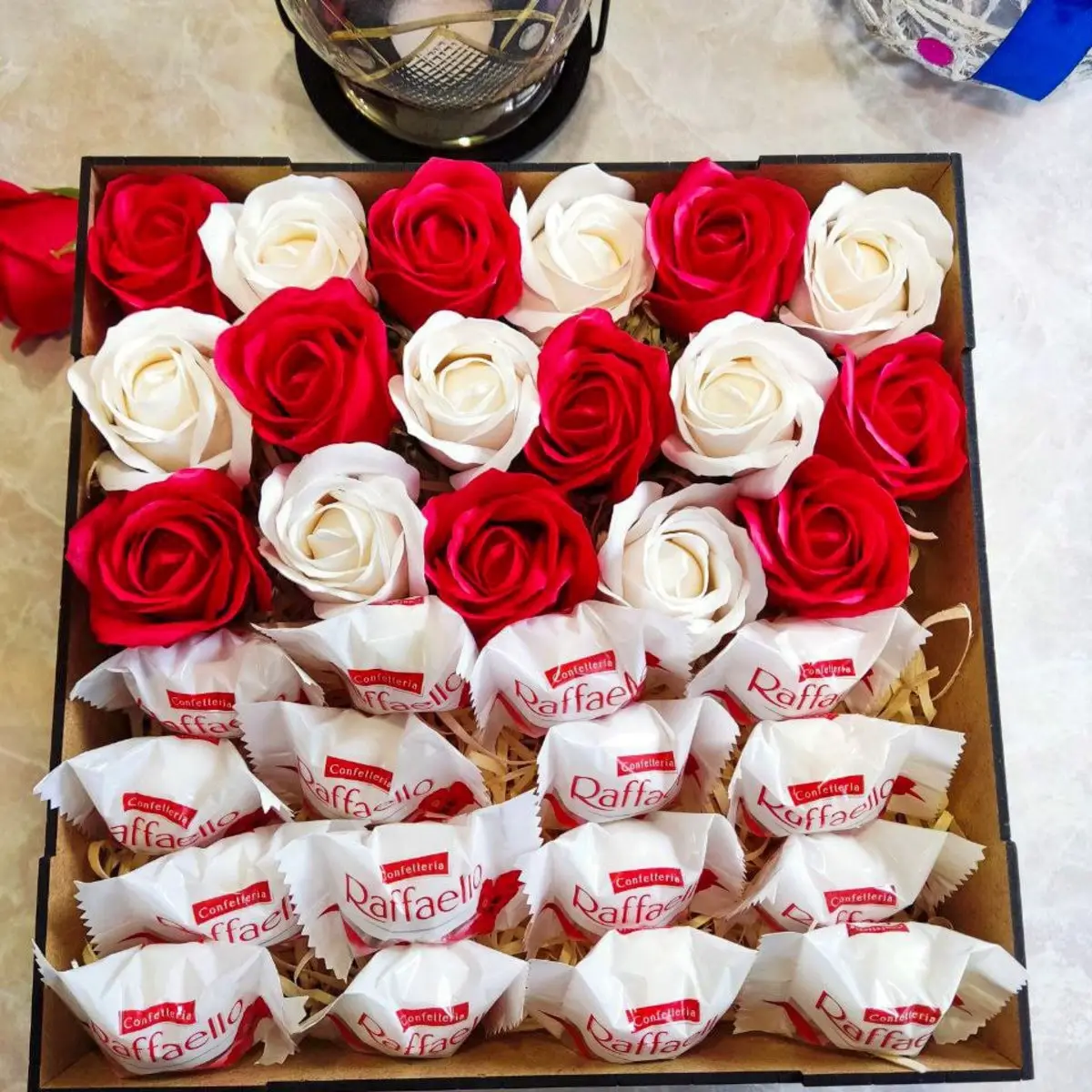 Подарунковий набір із цукерок Raffaello і троянд для дівчини (ar9)