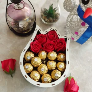 Подарунковий бокс із цукерок Ferrero і троянд для дівчини на 8 березня день закоханих день народження (ar40)