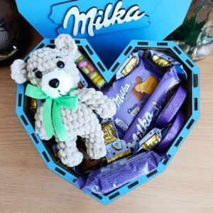 Подарунковий бокс мілка з солодощами та іграшкою для дитини або дівчини на 8 березня день народження (ar239)