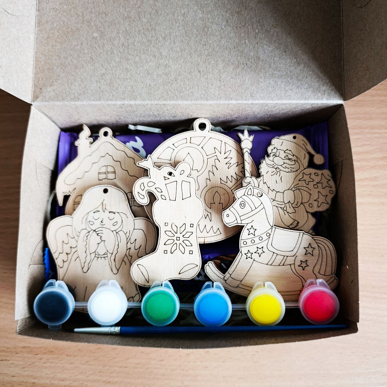 Подарунковий бокс з новорічними розвиваючими іграшками - розмальовками та солодощами для дитини на Новий рік Різдво (ar308)