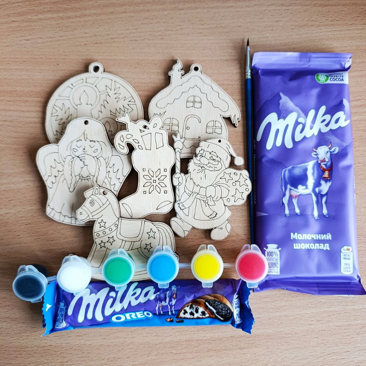 Подарунковий бокс з новорічними розвиваючими іграшками - розмальовками та солодощами для дитини на Новий рік Різдво (ar308) - Зображення 2