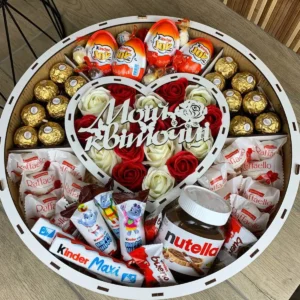 Подарунковий круглий бокс для коханої дівчини з цукерками
