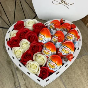Подарунковий бокс з кіндерами та трояндами для дівчини (box21)