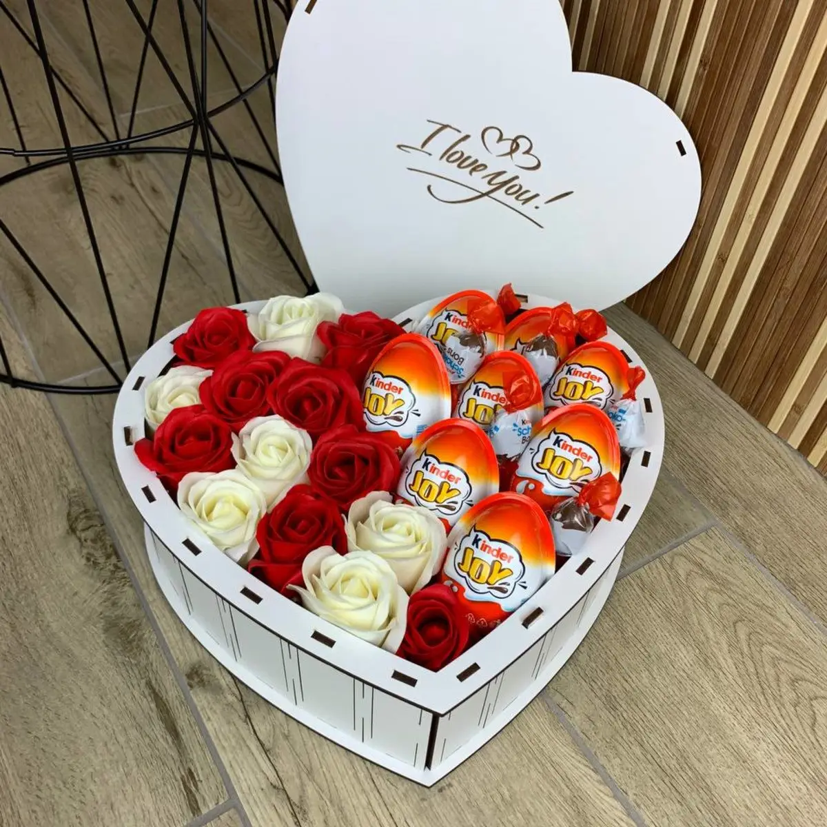 Подарунковий бокс з кіндерами та трояндами для дівчини (box21) - Зображення 2