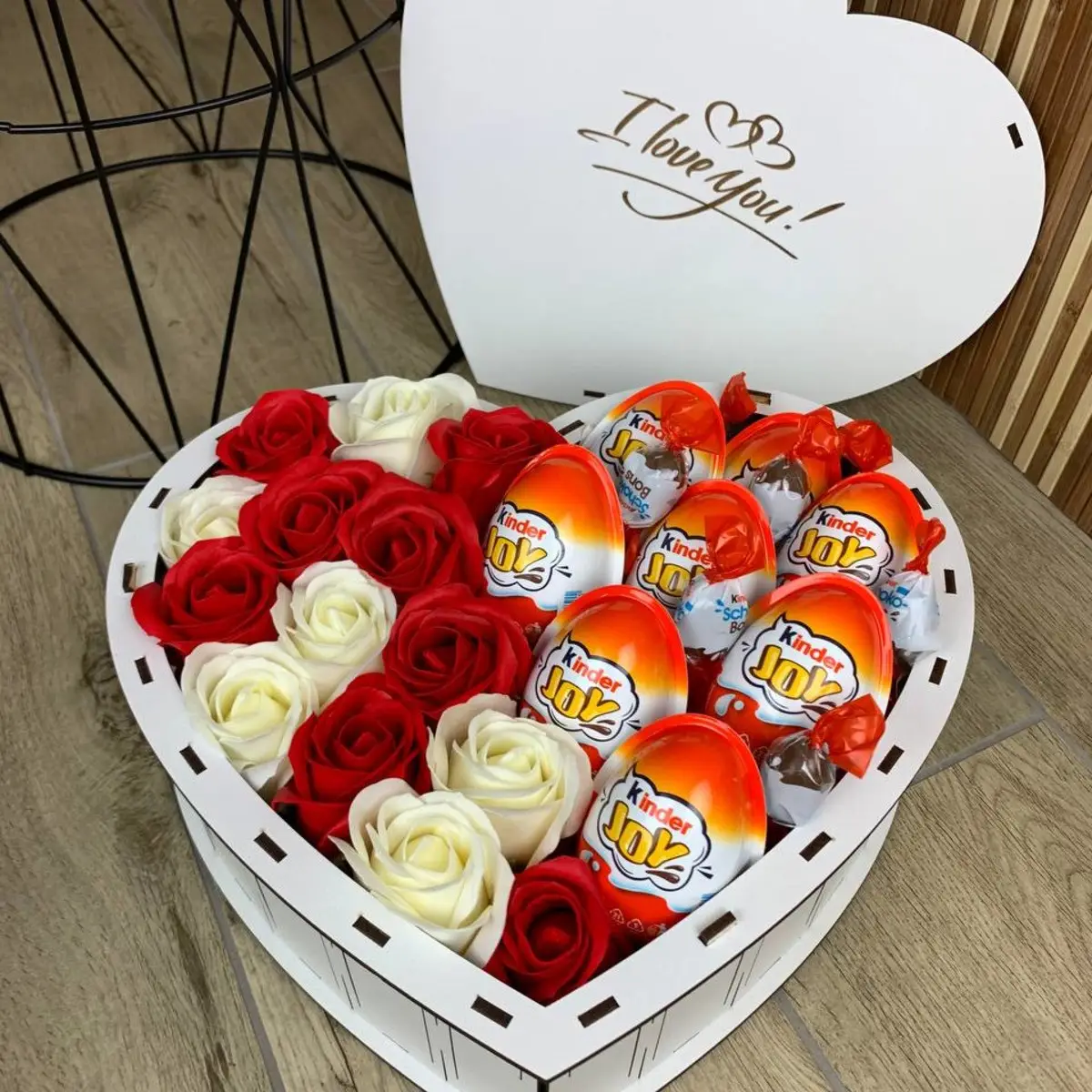 Подарунковий бокс з кіндерами та трояндами для дівчини (box21) - Зображення 4