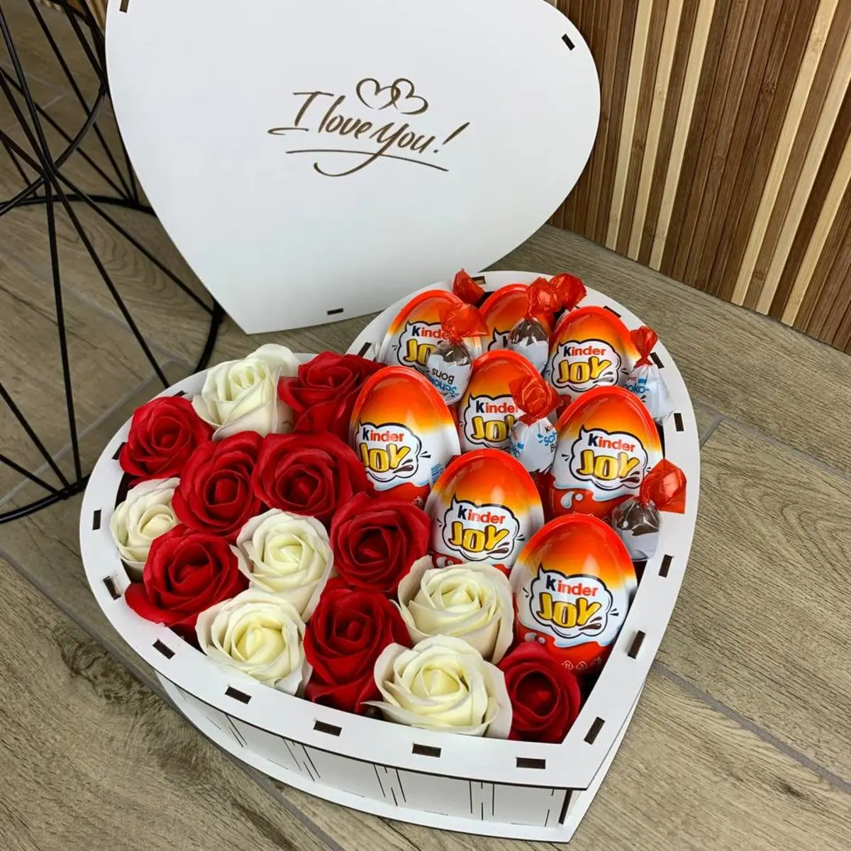 Подарунковий бокс з кіндерами та трояндами для дівчини (box21) - Зображення 5