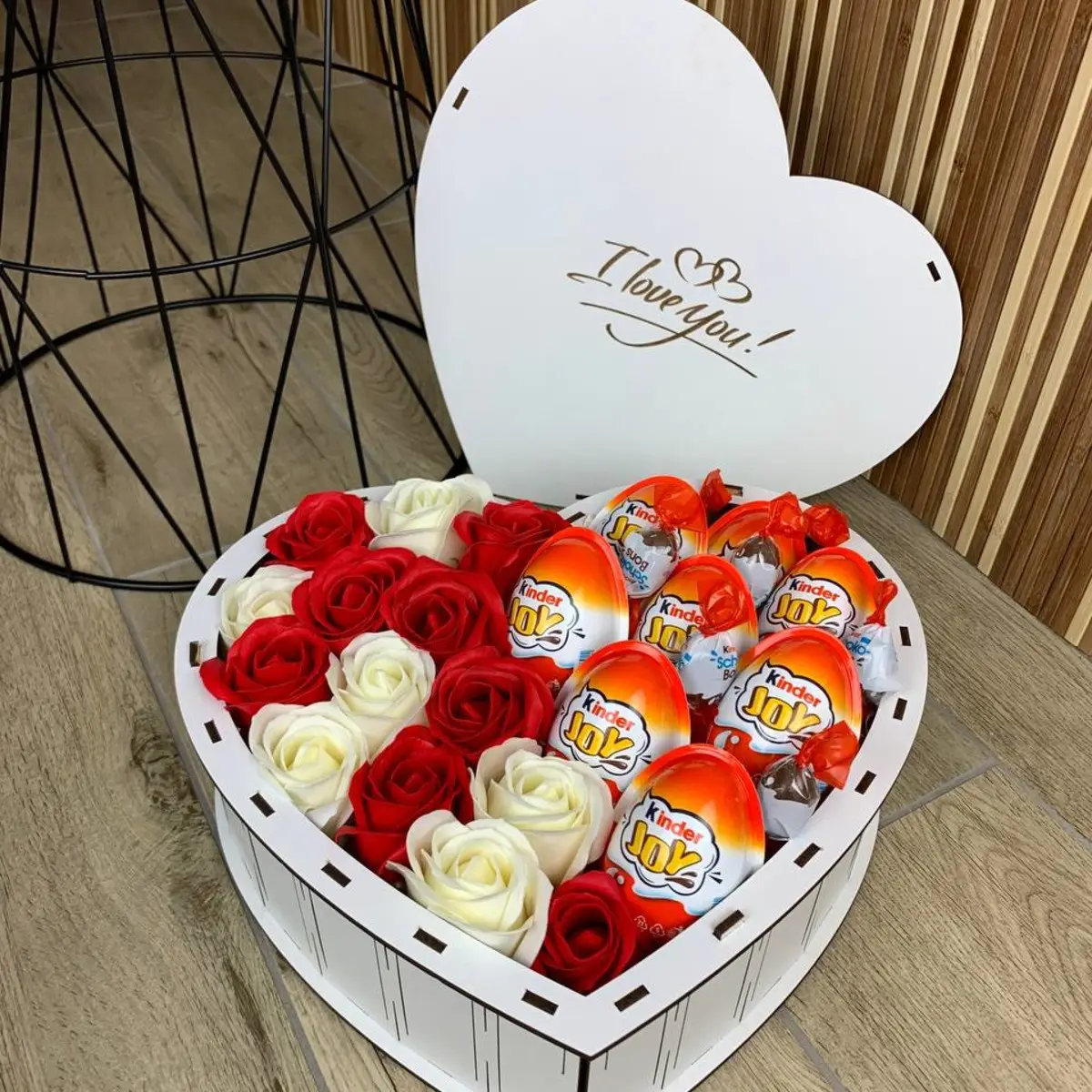 Подарунковий бокс з кіндерами та трояндами для дівчини (box21) - Зображення 7