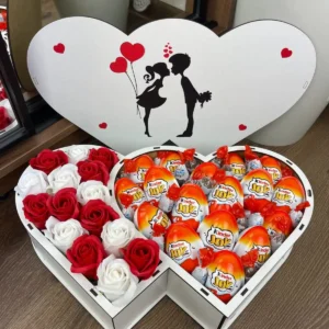 Подвійний подарунковий бокс з кіндерами та трояндами для дівчини